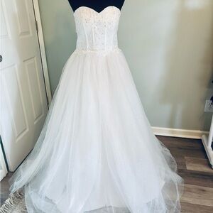 Elegant White Strapless Wedding Dress nwot medium adjustable back